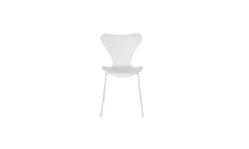 Serie-7-Stuhl-Monochrom-weiss-einrichten-im-industrial-Stil